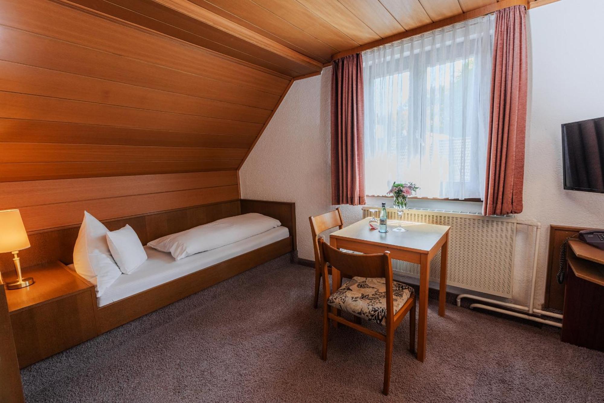 Landgasthof Zur Linde Heimbuchenthal Bagian luar foto